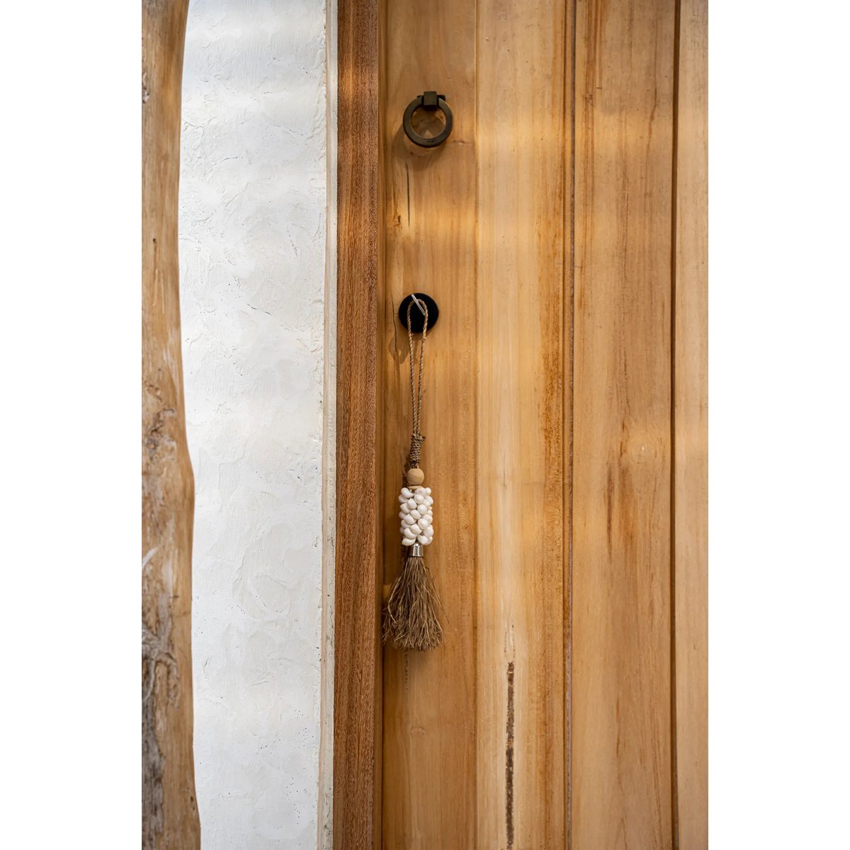 The White Shell en Raffia Tassel