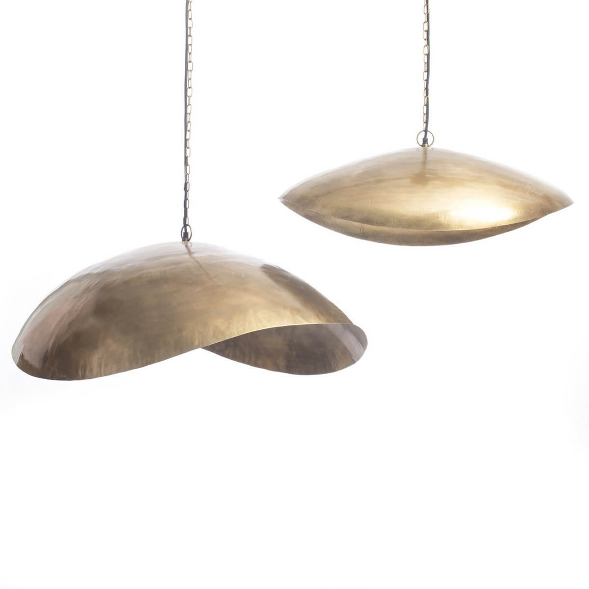 De Fortune Cookie Hanger - Messing - XL in organische vorm met gouden glans, ideaal als sfeervolle lamp voor interieurinrichting.