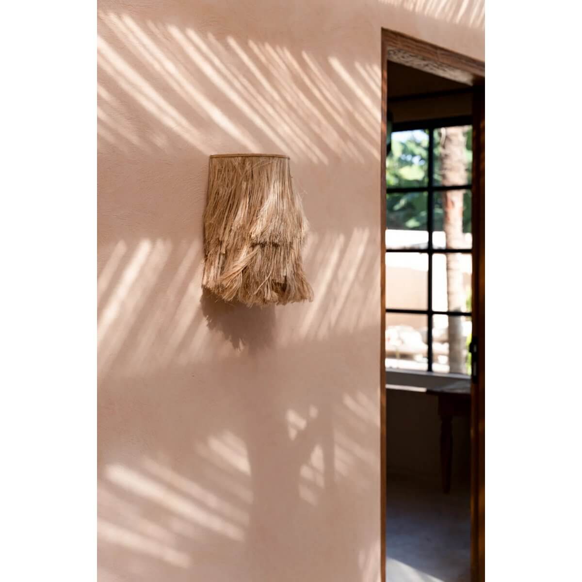 De Abaca Wandappliqué - Naturel - S, handgemaakte wandlamp geïnspireerd door de natuur, perfect voor een ontspannen sfeer.