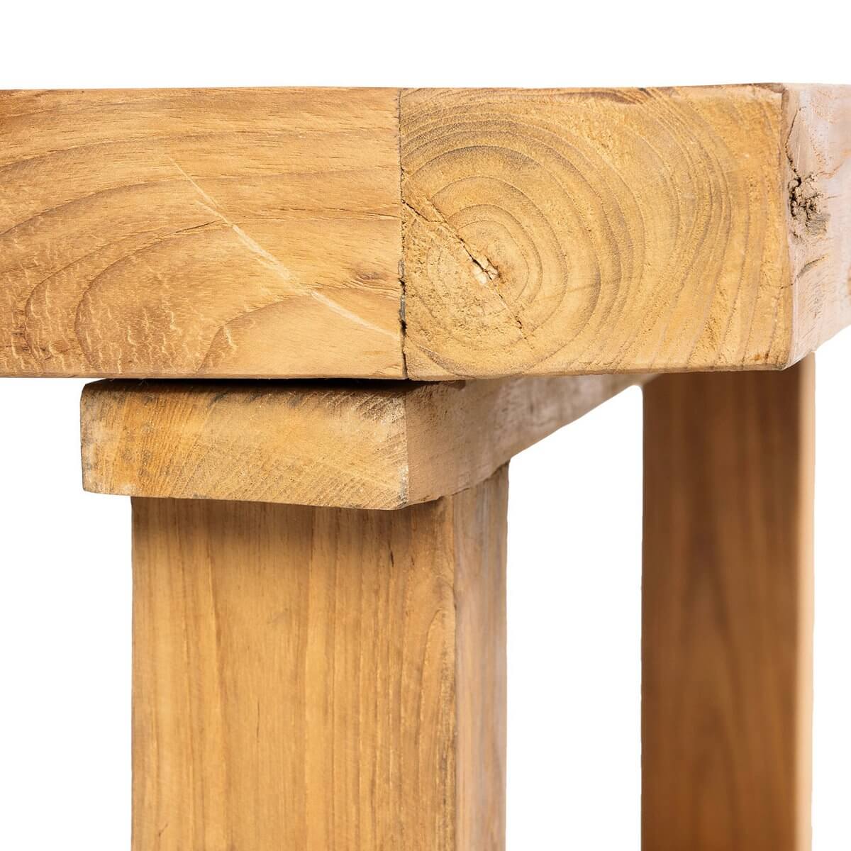 Detail shot of De teruggewonnen teakhouten salontafel - naturel, showcasing the reclaimed teak wood grain and craftsmanship.