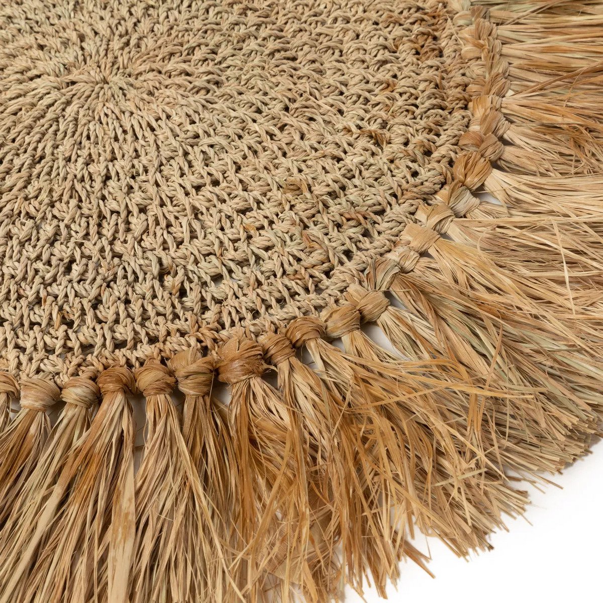 De gehaakte placemat van raffia - naturel