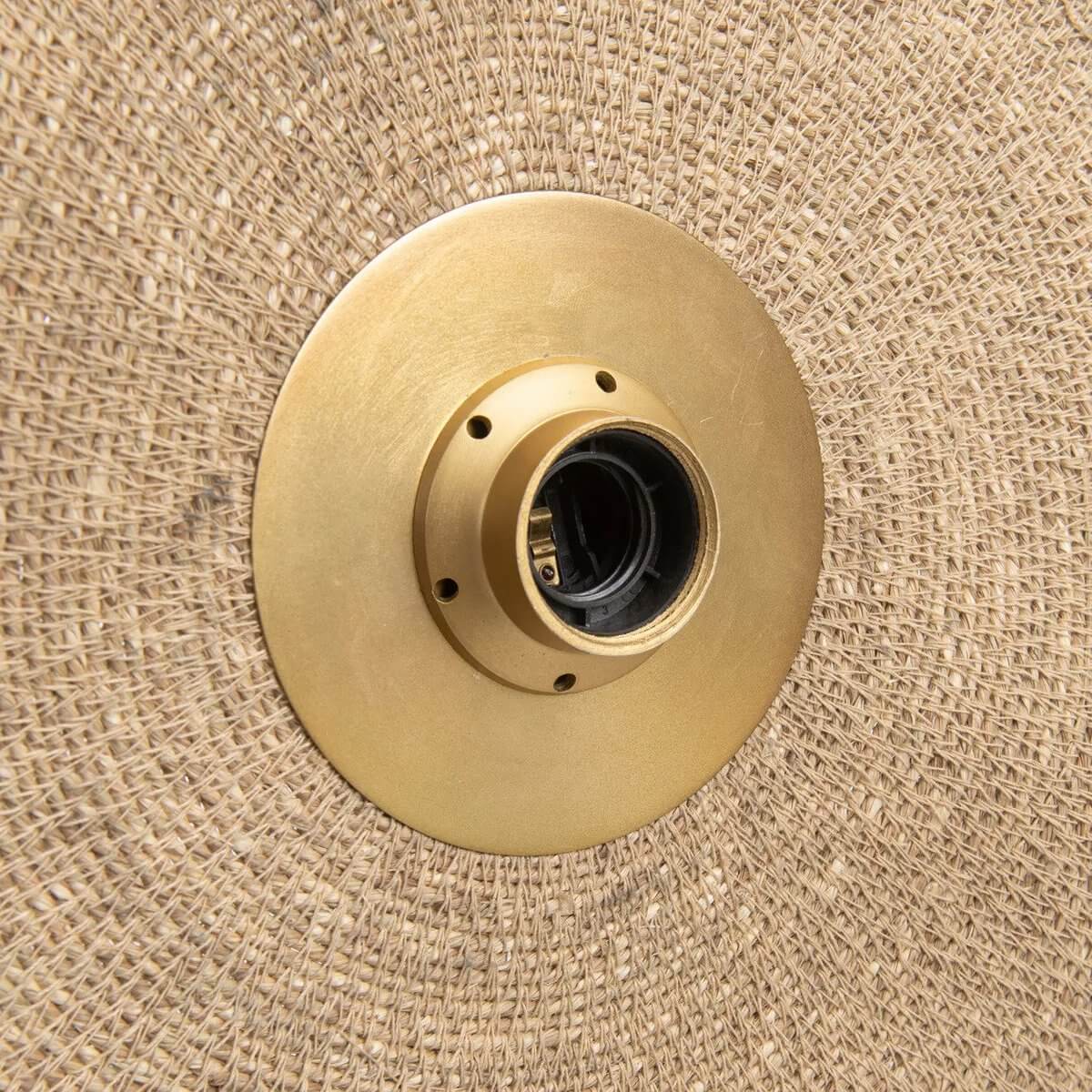 Close-up of De Let's Groove Wandlamp - Natuurlijk Messing - M, highlighting the woven grass texture and luxurious brass elements.