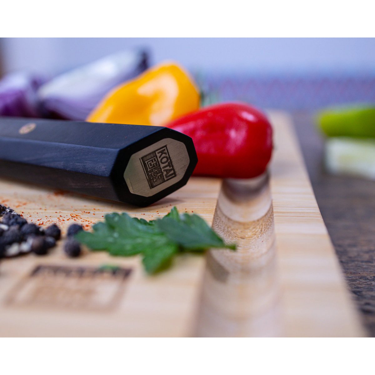 Keukenaccessoires - KOTAI bamboe snijplank met sapgroef en verborgen handvatten - 40 x 30 x 2 cm