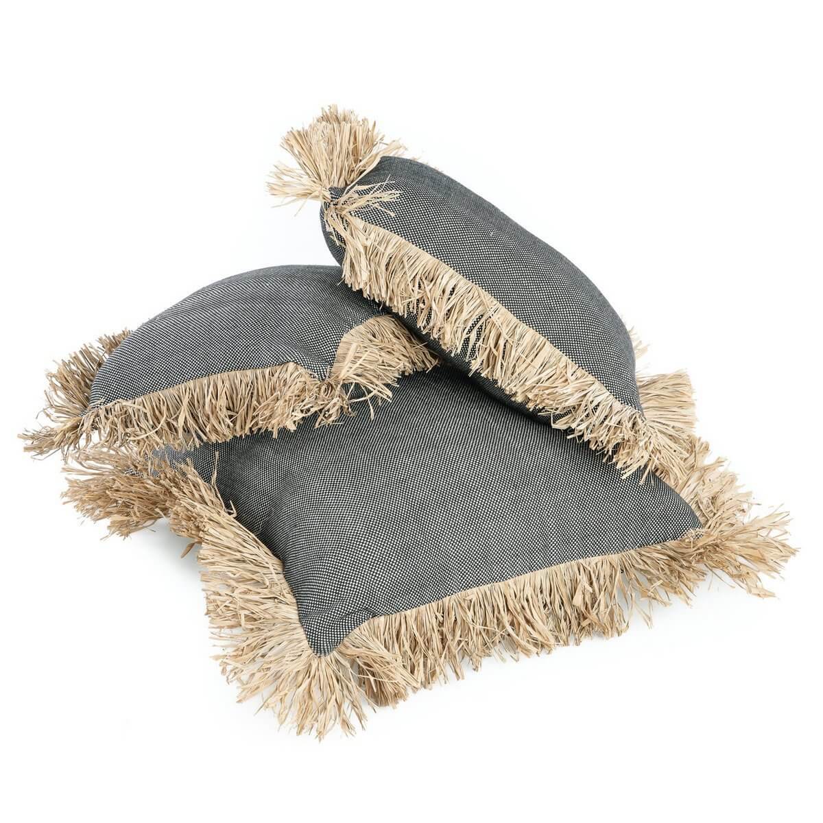 De Katoenen Bonita Kussenhoes - Naturel Zwart - 30x50 met raffia-franjes en zwart-witte stippen, perfect voor een stijlvol interieur.