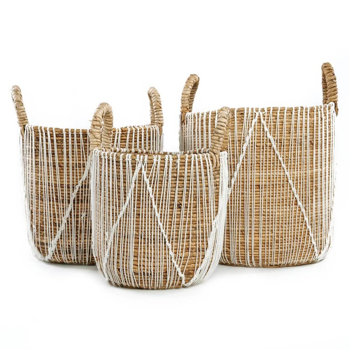 De rechte gestikte macrame -mand - S, set of three seagrass baskets with white cotton design, ideal for storage and decoration.