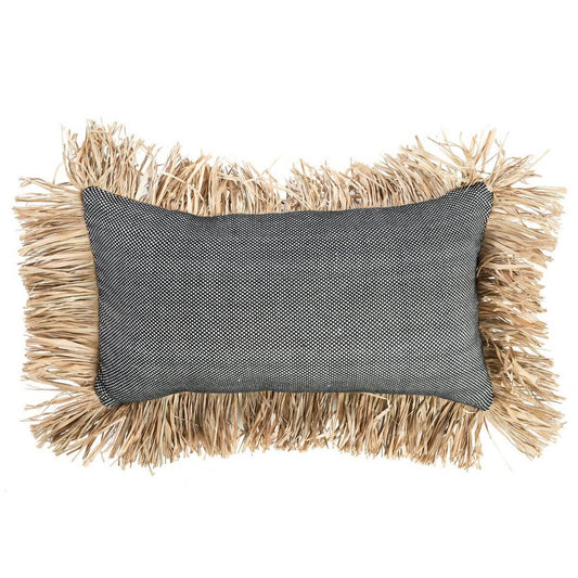 De Katoenen Bonita Kussenhoes - Naturel Zwart - 30x50 met zwarte kussen en raffia-franjes voor interieur design.