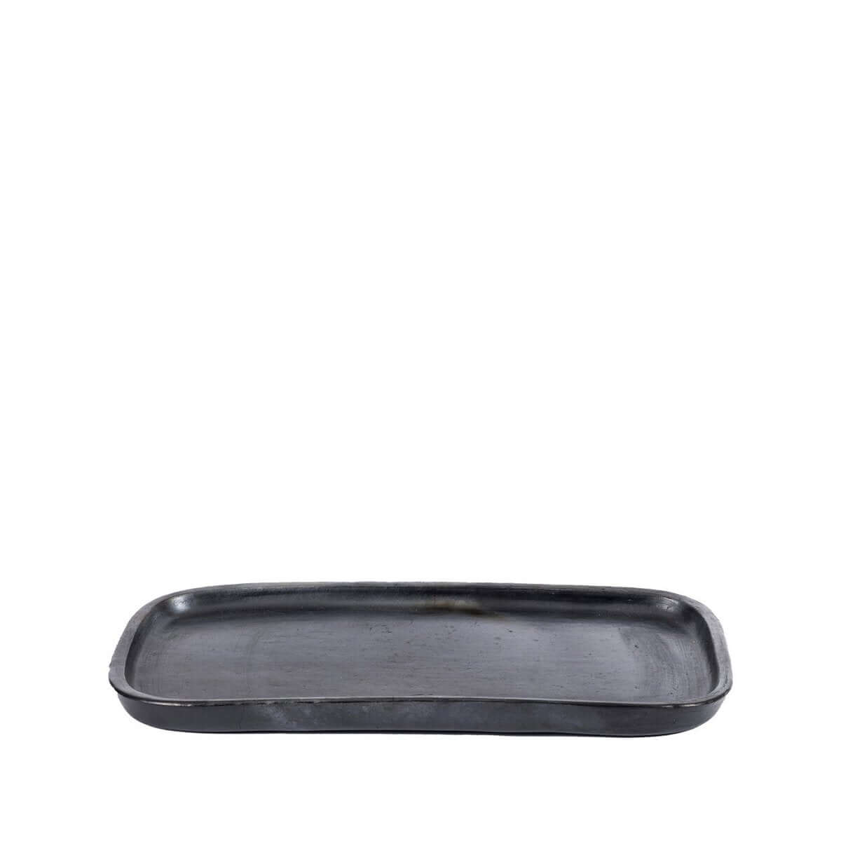 Diepzwart Het verbrande tapasbord voor kleine hapjes en sushi.