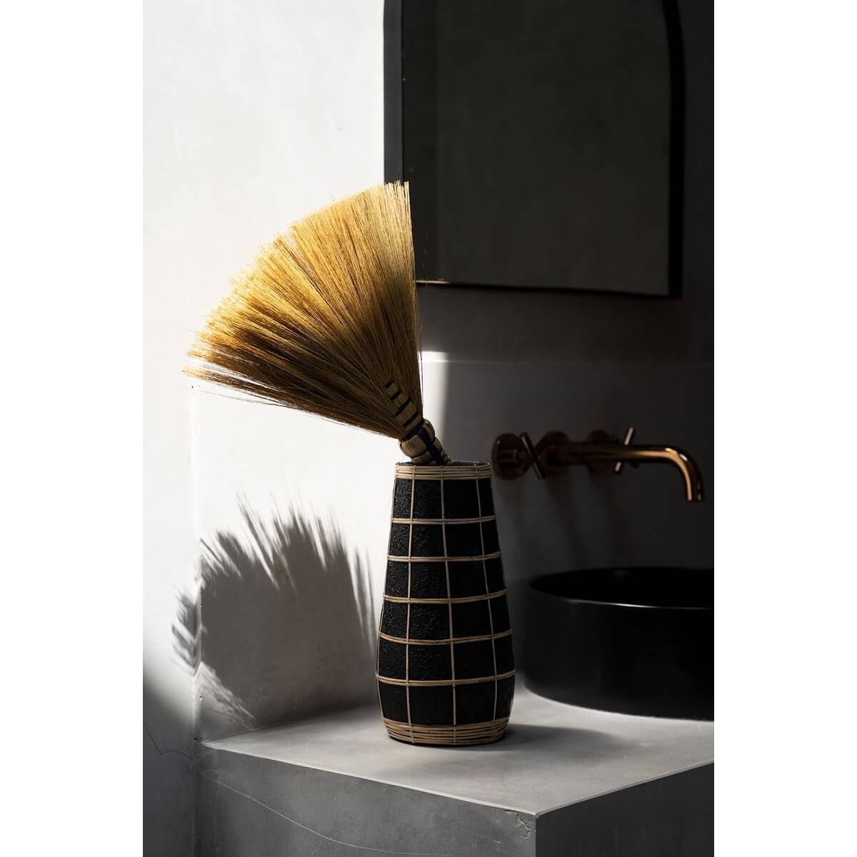 The Cutie Vaas - Zwart Naturel - L met raffia in een moderne badkamer