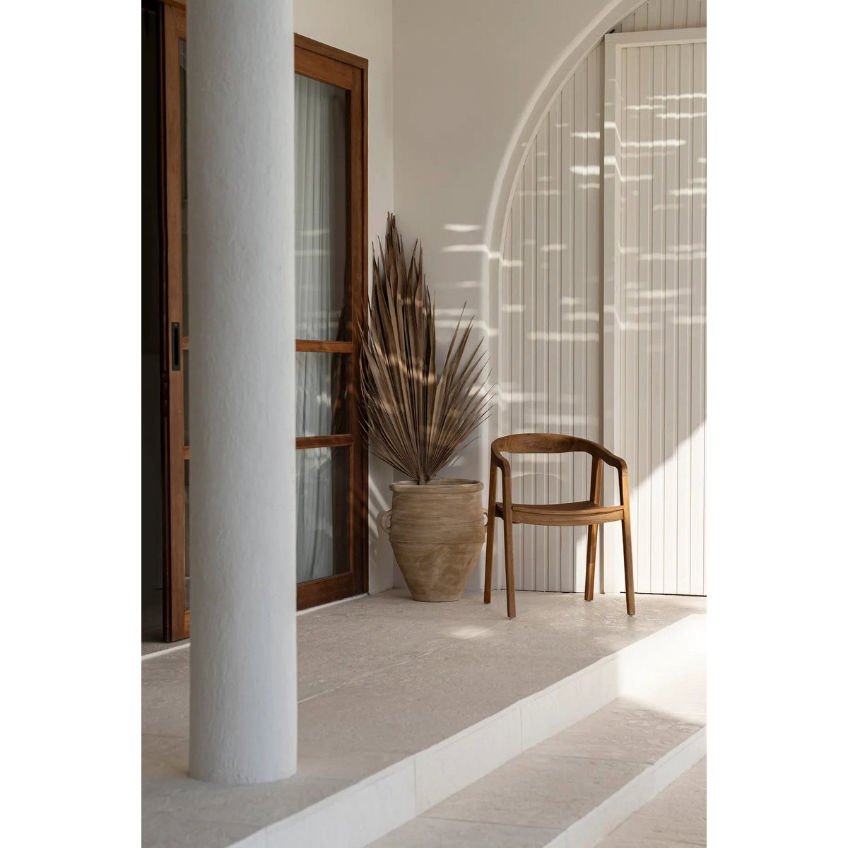 De Nihi Oka eetkamerstoel - buiten