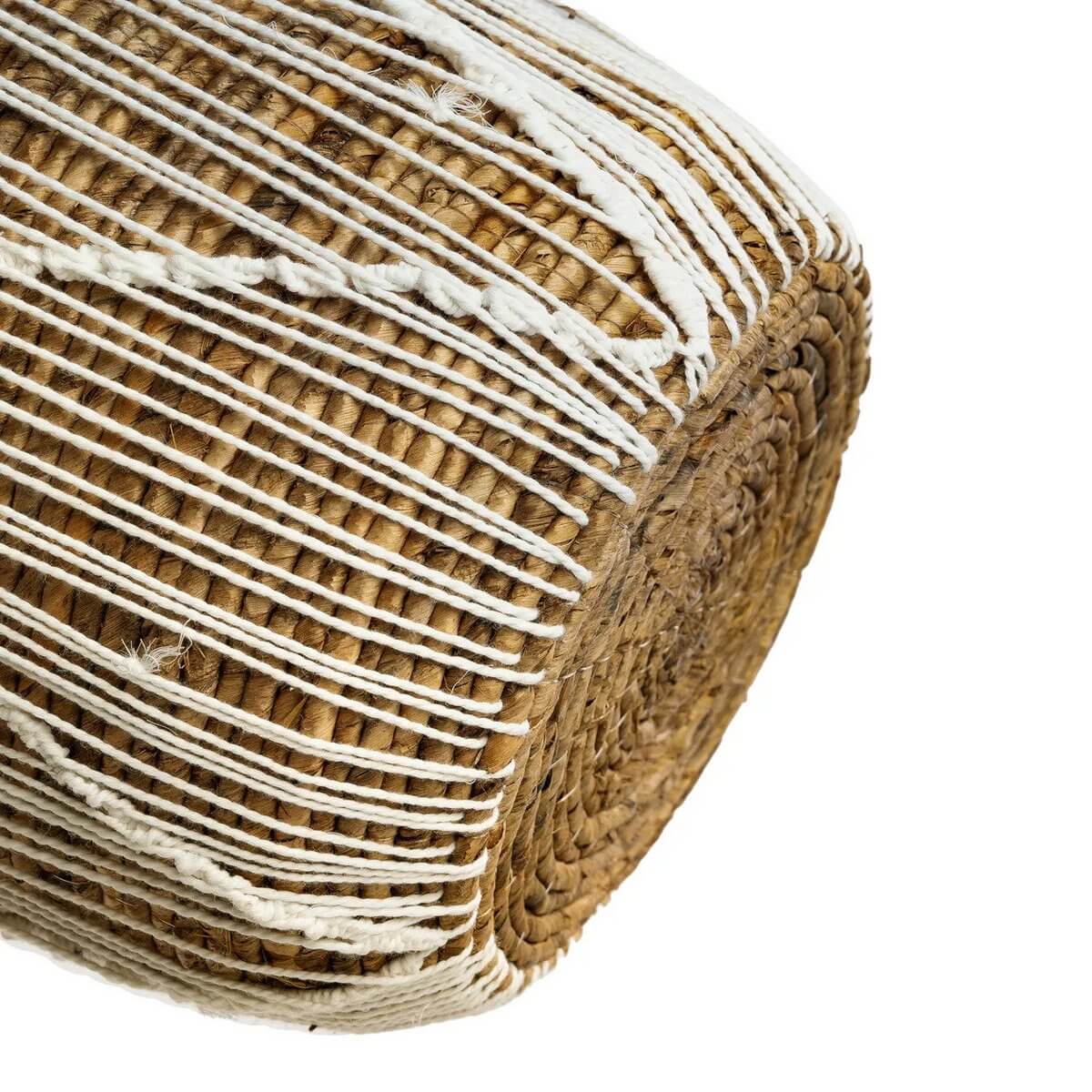 Close-up of De rechte gestikte macrame -mand - S made from durable seagrass with white cotton detailing, perfect for storage.