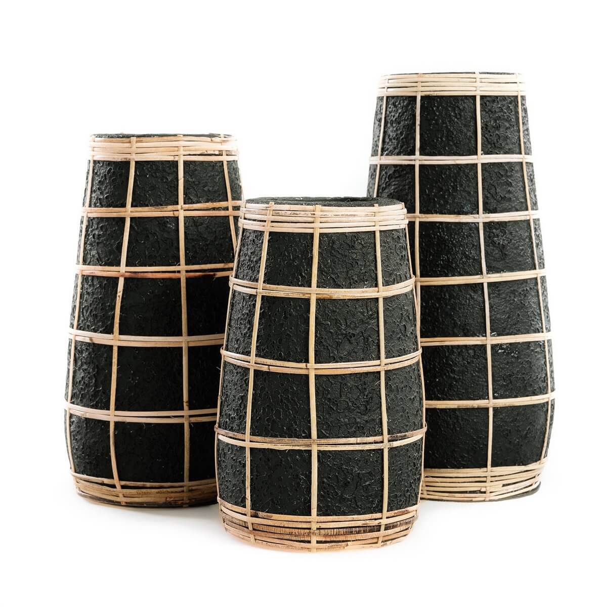 The Cutie Vase - Zwart Naturel - M with raffia detail, perfect for home decor and floral arrangements.