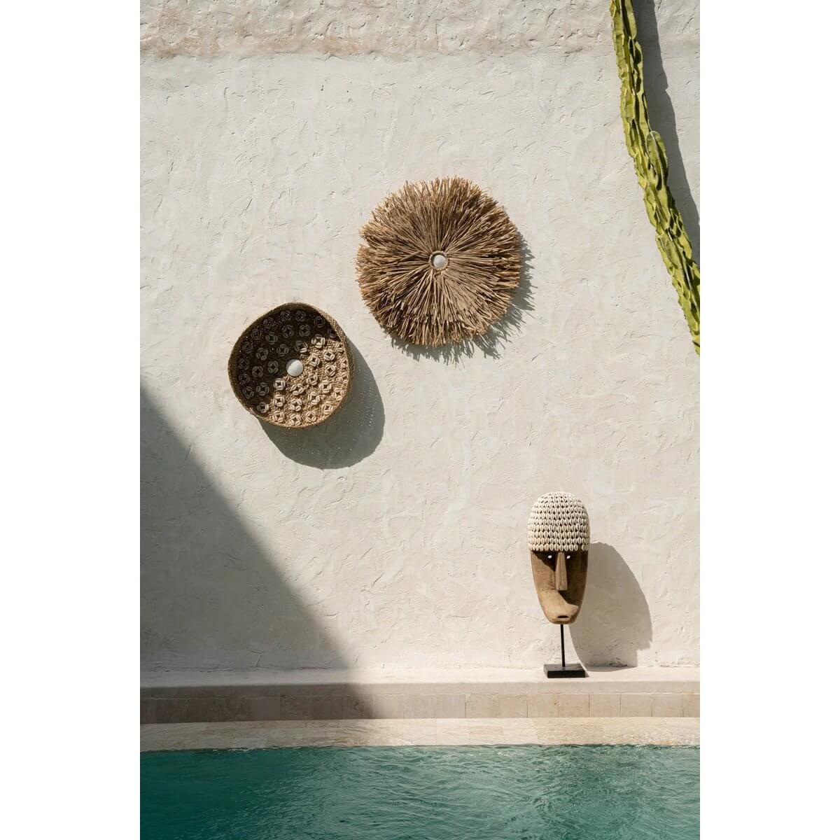 De Caribe Shell Plaat - Natuurlijk Wit - M: decoratieve muurkunst met gras en kaurischelpen, geschikt voor elk interieur.