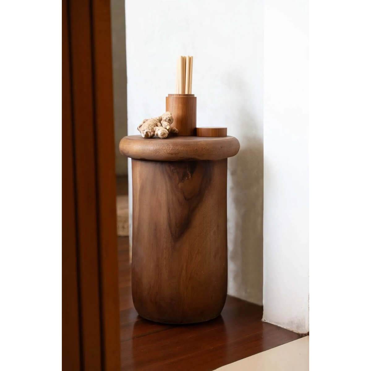 De Teakwortelpot - M teak root jar with intricate textures, perfect as a table centerpiece and versatile storage solution.