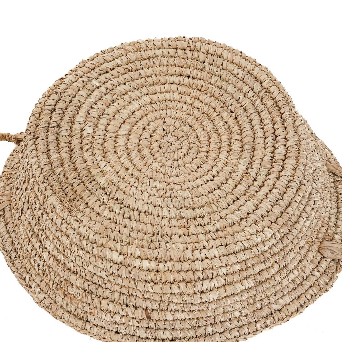 De Raffia Mandenbakken - Naturel - M op een witte achtergrond, zachte constructie en rustieke elegantie voor kleine ruimtes.