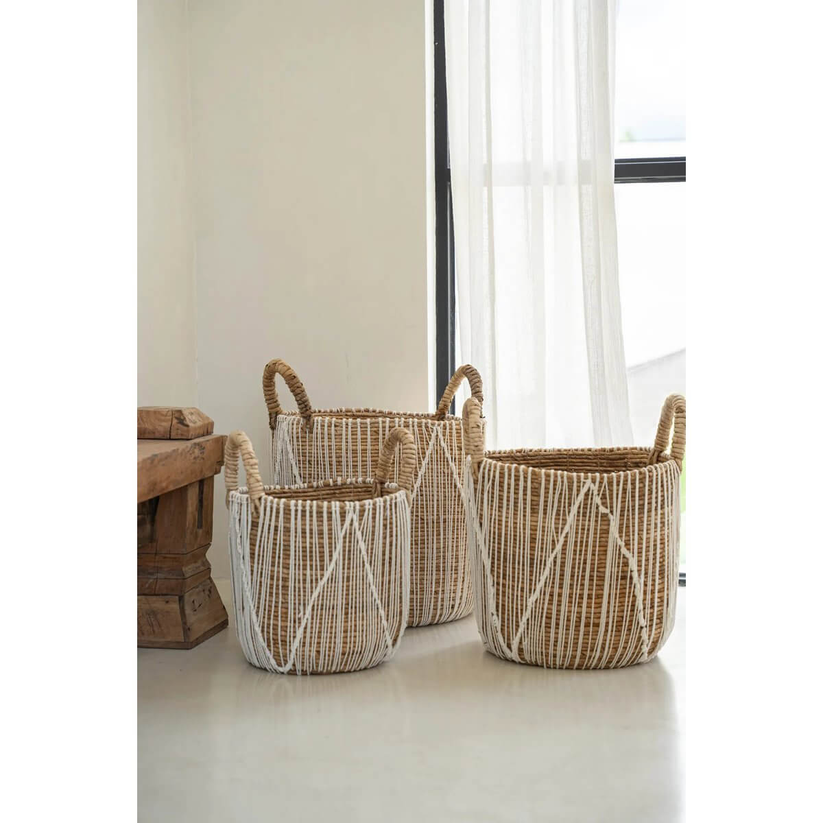De rechte gestikte macrame -mand - S in natuurlijk zeegras en wit katoen, ideaal voor opslag of decoratie, afgebeeld met twee andere maten.