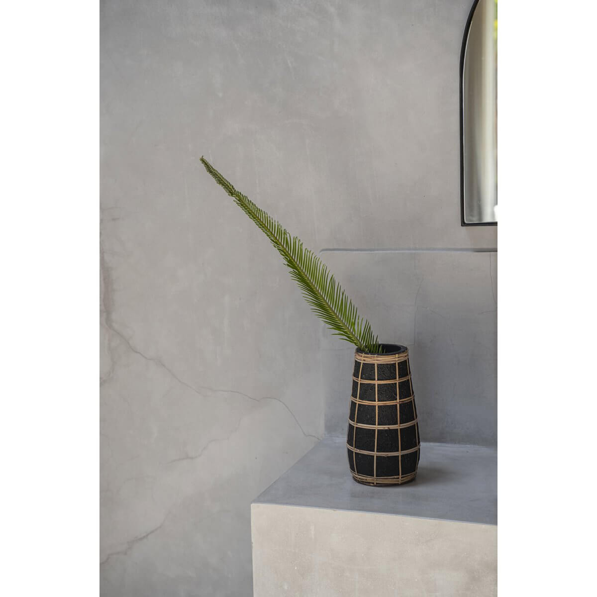 The Cutie Vase - Zwart Naturel - M with raffia detail on a modern tabletop