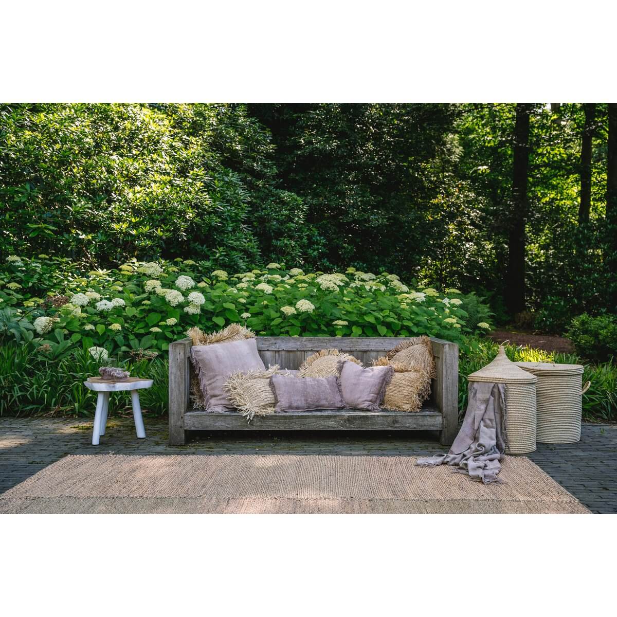 Tuinbank met The Oh My Gee Kussenhoes - Betonfluweel - 30x50, decoratief fluwelen kussen, boho stijl in buitenruimte.