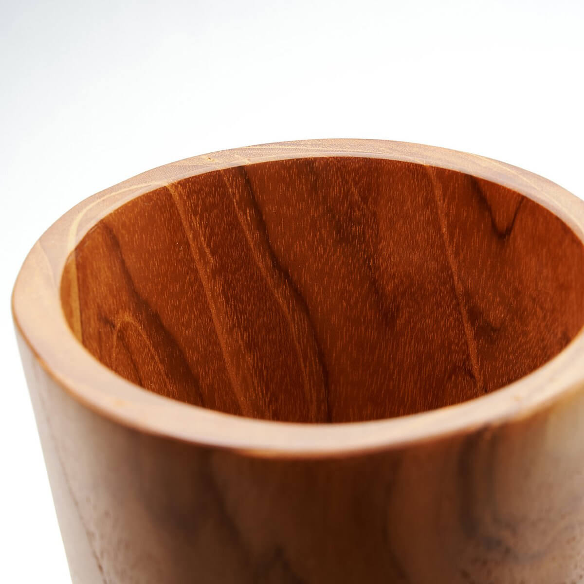 Close-up view of De Teakwortelbeker - Laag showing unique wood grain details, a handcrafted cup ideal for adding an organic touch to any collection.