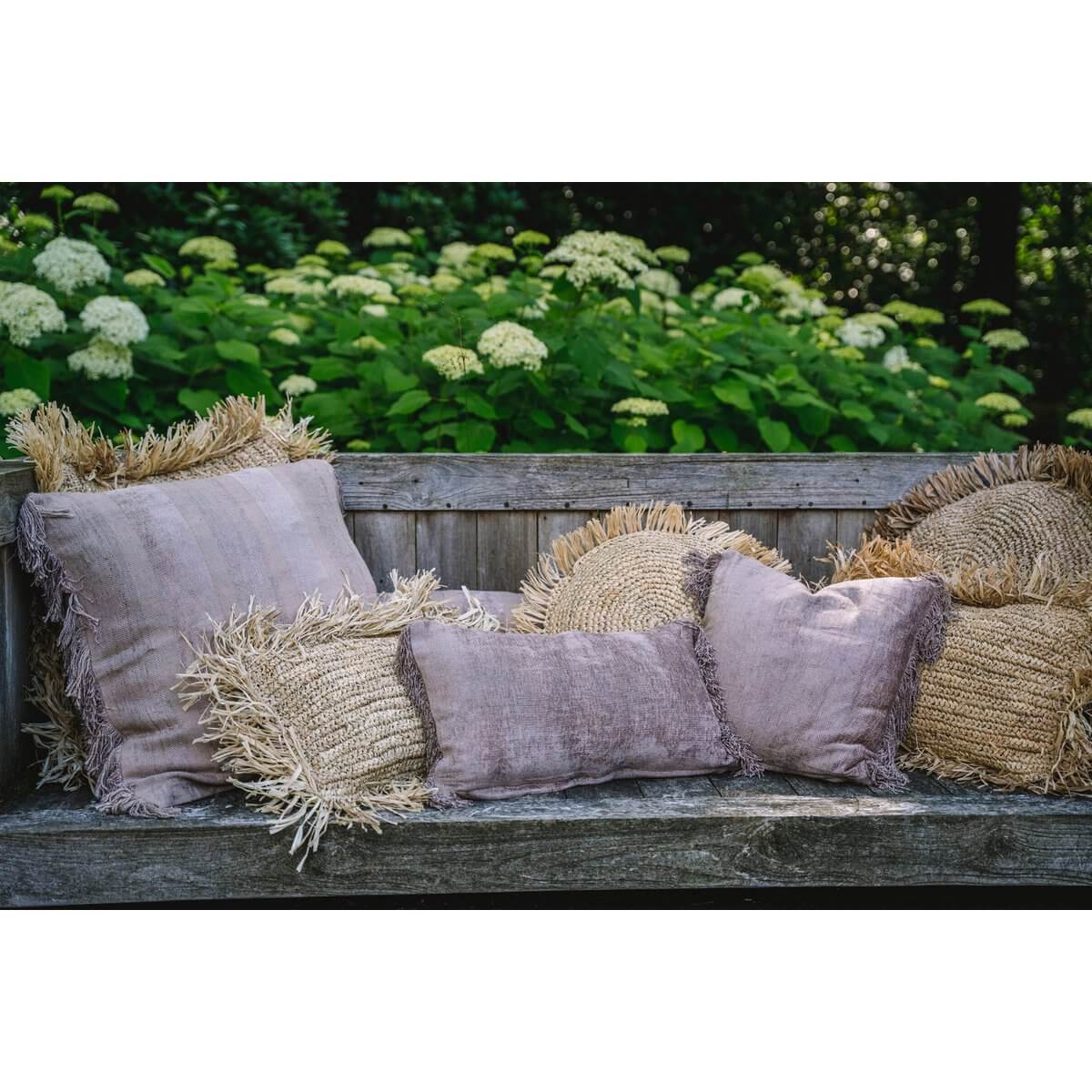 The Oh My Gee Kussenhoes - Betonfluweel - 30x50 op houten bank in tuin met Boho-stijl; perfect voor woonkamer en buitenruimte decor.