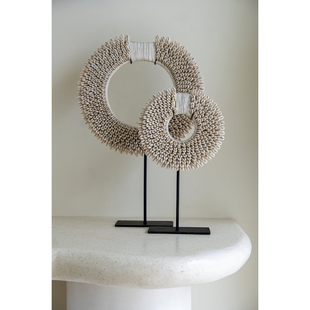 De Papoea Shell Disc on Stand - White - S