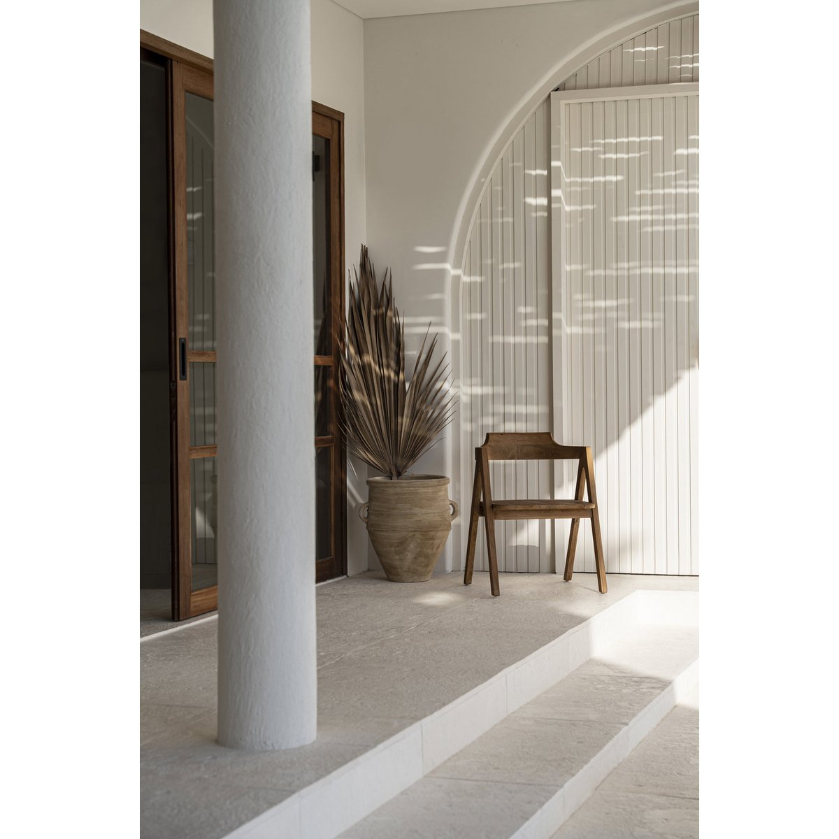 De Nihi Sumba eetkamerstoel - buiten