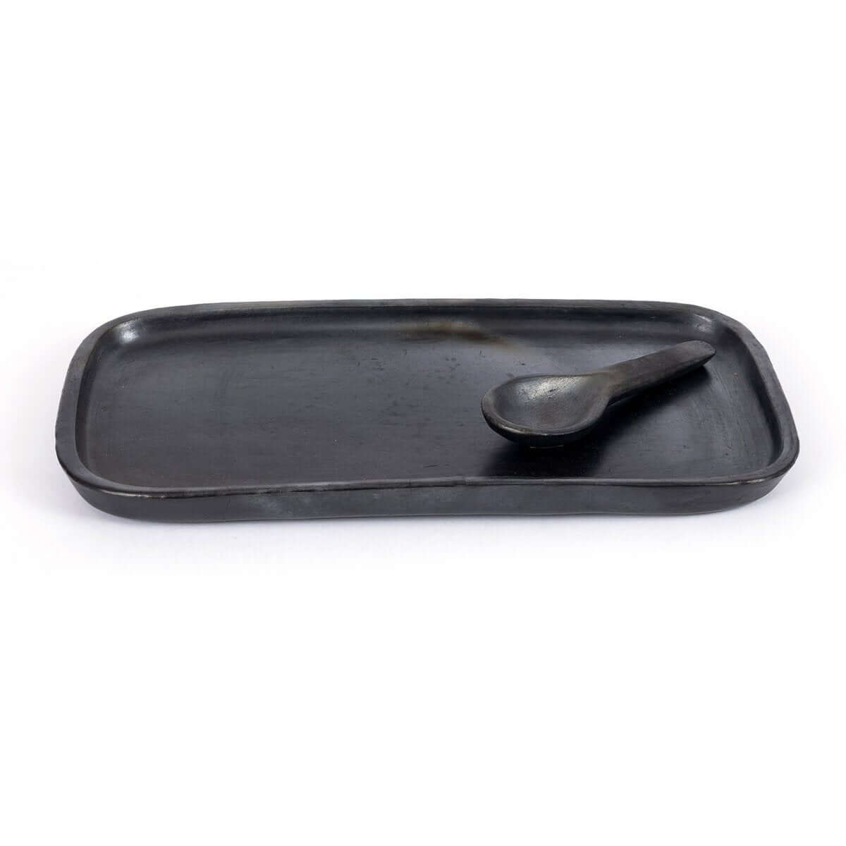 Het verbrande tapasbord van diepzwart terracotta met klein lepeltje, ideaal voor kleine hapjes of sushi.