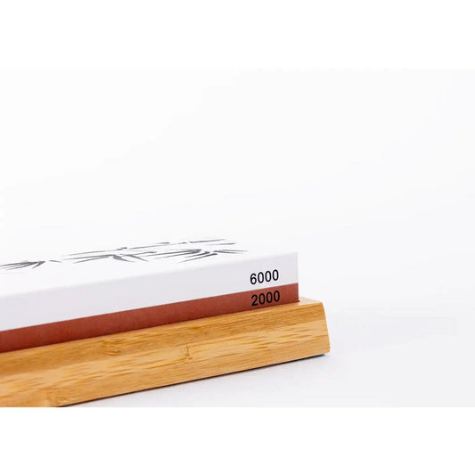 Keukenaccessoires - KOTAI slijpset met dubbelzijdige slijpsteen korrel 2000/6000, antislip bamboe voet, pletsteen en 15 graden hoekgeleider