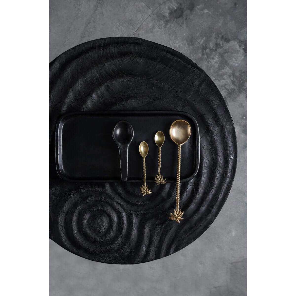 Het verbrande tapasbord met elegante zwarte terracotta afwerking, perfect voor hapjes, sushi, of sneetjes brood, voor een stijlvolle presentatie.