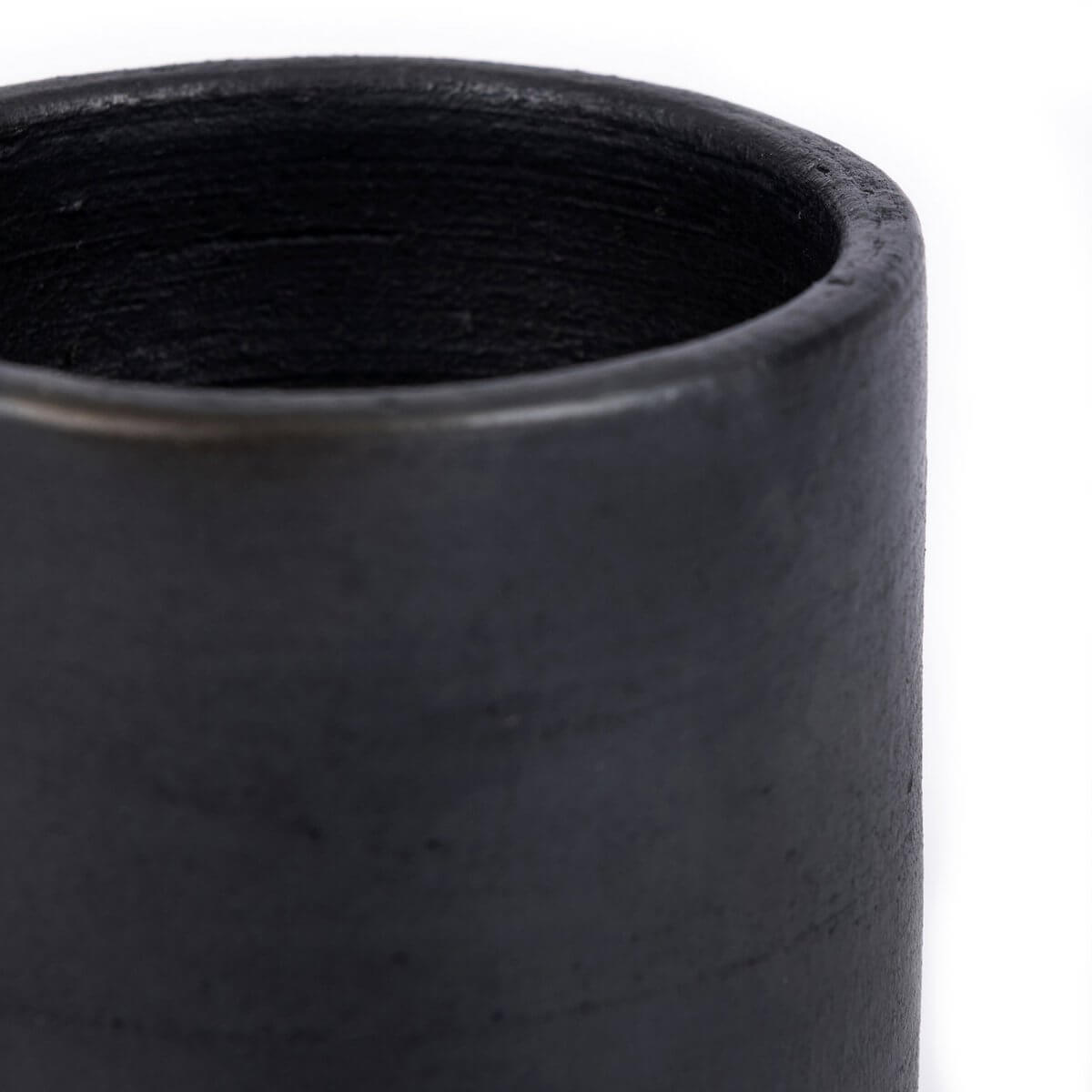 De verbrande beker uit de Burned-collectie, zwartgeblakerd servies voor een opvallende, fotogenieke uitstraling.