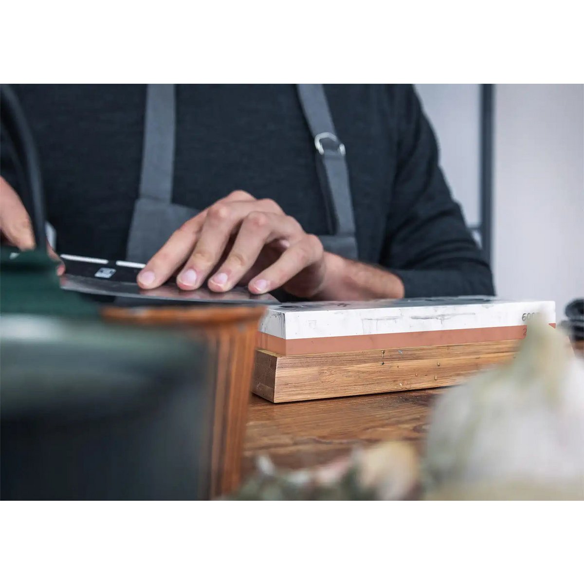 Keukenaccessoires - KOTAI slijpset met dubbelzijdige slijpsteen korrel 2000/6000, antislip bamboe voet, pletsteen en 15 graden hoekgeleider